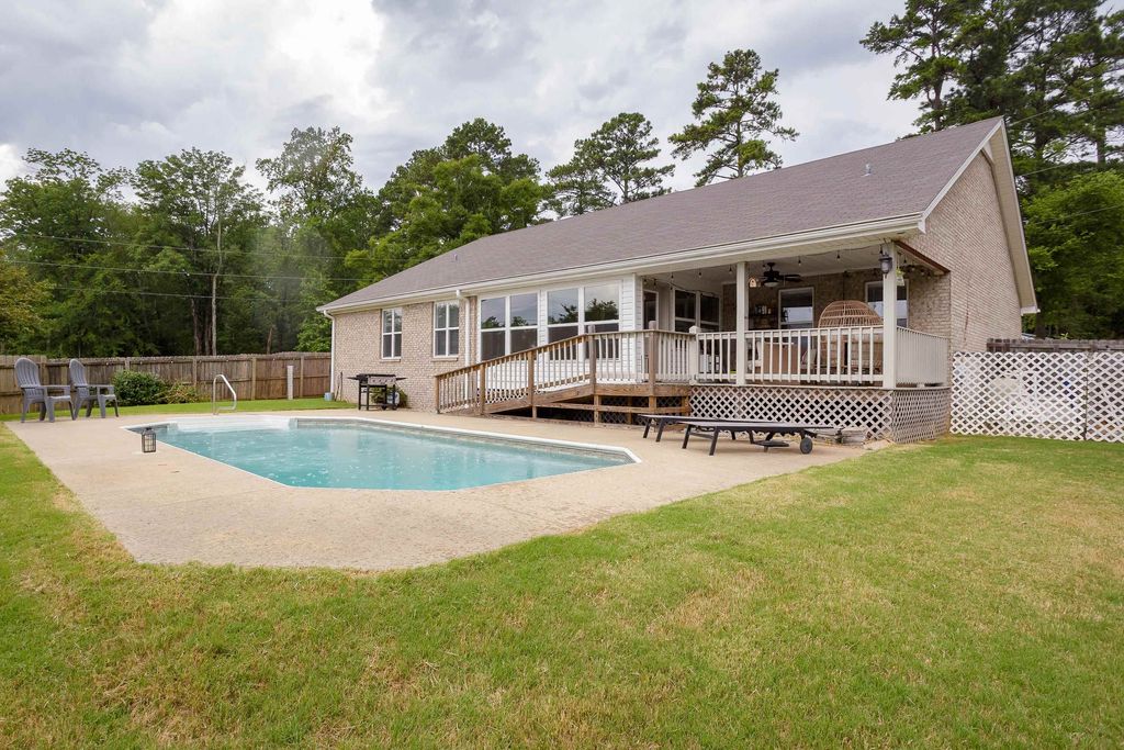 Photo of 220 Riverhaven Dr, Muscle Shoals, AL 35661 (MLS # 529851)