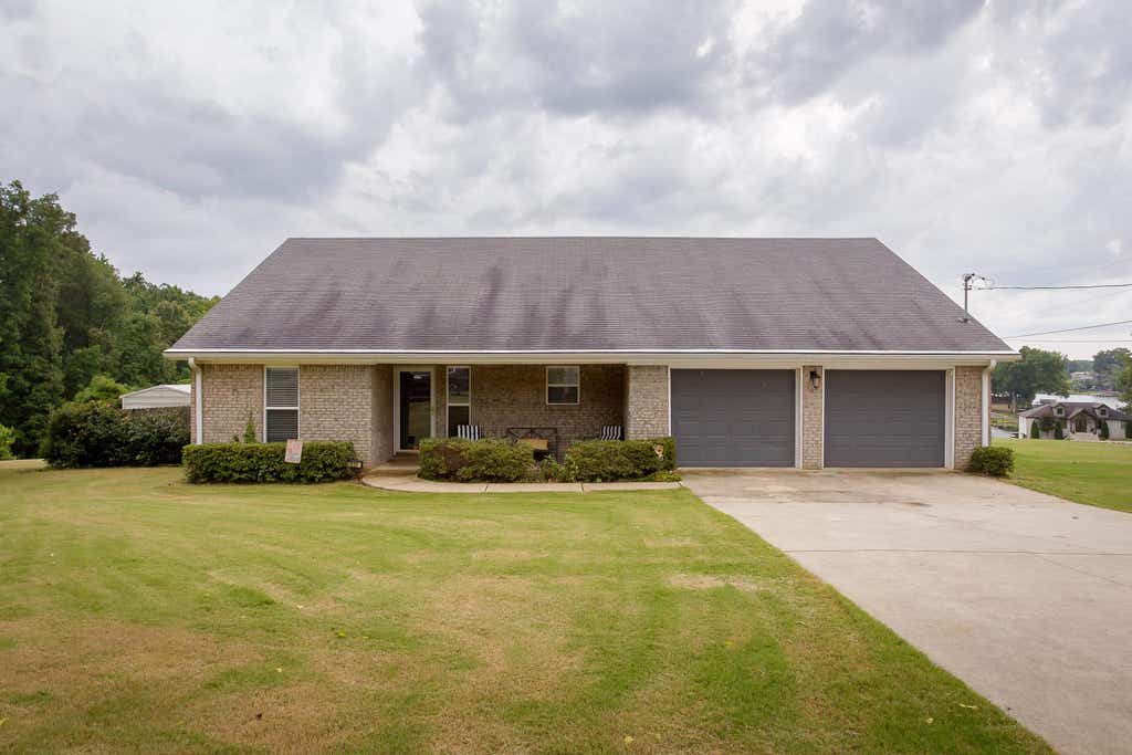 Photo of 220 Riverhaven Dr, Muscle Shoals, AL 35661 (MLS # 529851)