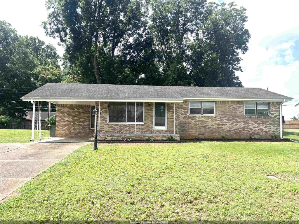 Photo of 706 Brighton Ave, Muscle Shoals, AL 35661 (MLS # 529761)