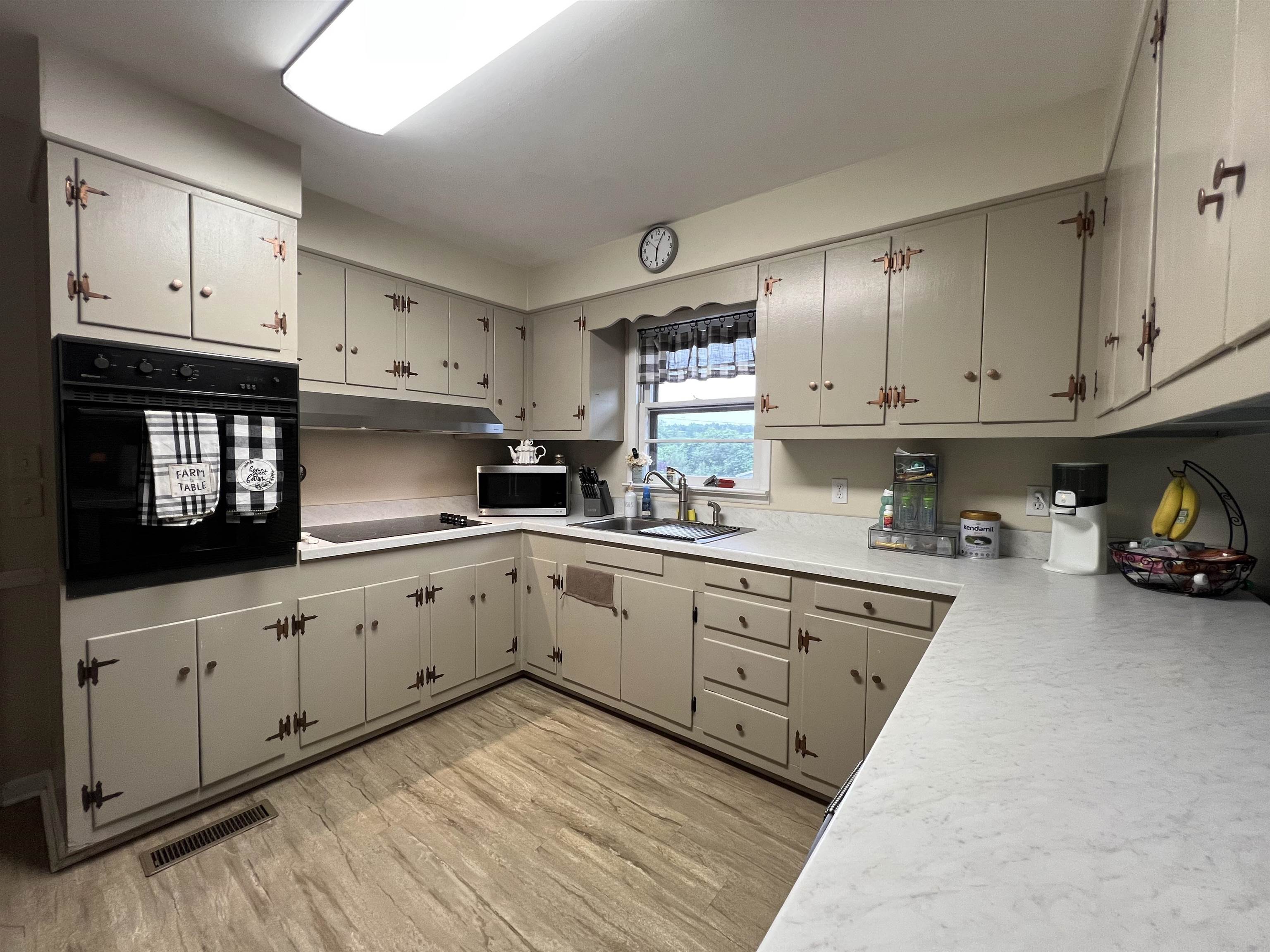 1403 Elm Dr SE