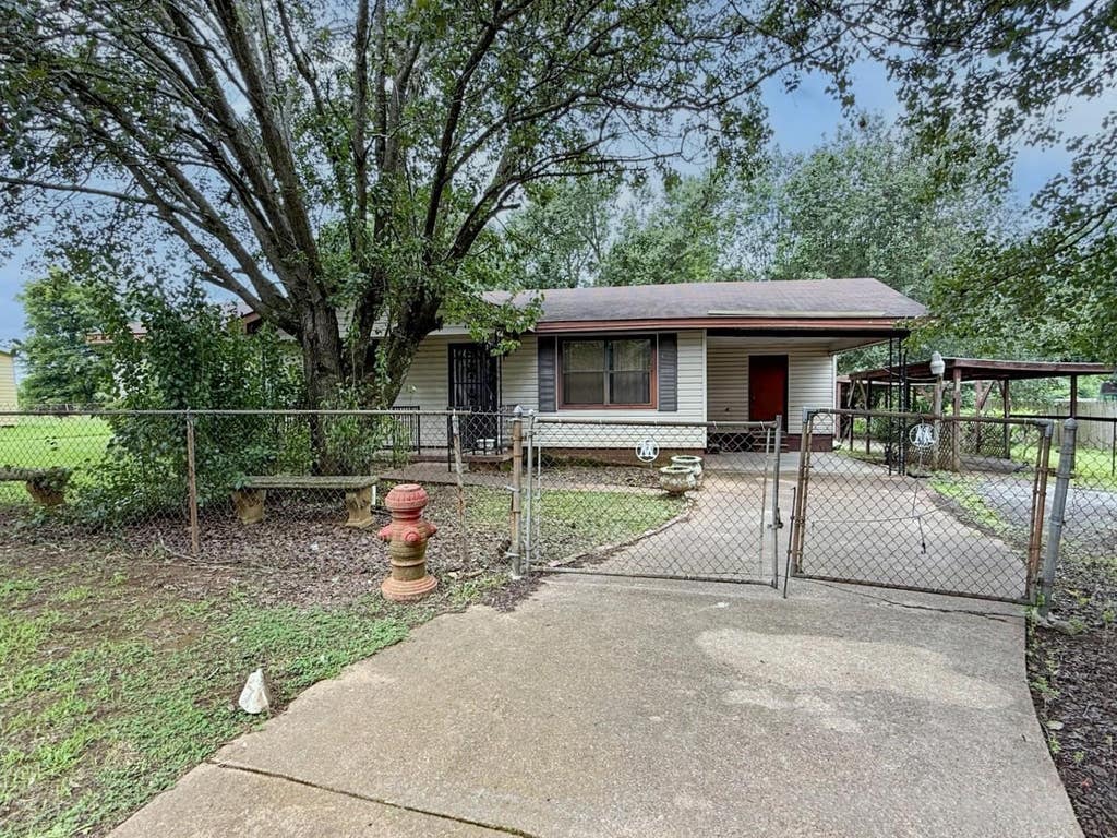 Photo of 505 Frankfort Ave, Sheffield, AL 35660 (MLS # 529752)