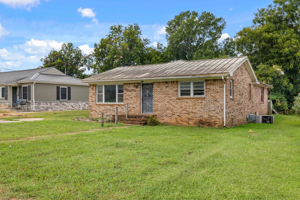 Photo of 906 S Atlanta Ave, Sheffield, AL 35660 (MLS # 530953)