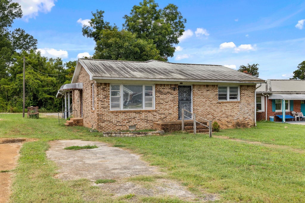 Photo of 906 S Atlanta Ave, Sheffield, AL 35660 (MLS # 530953)