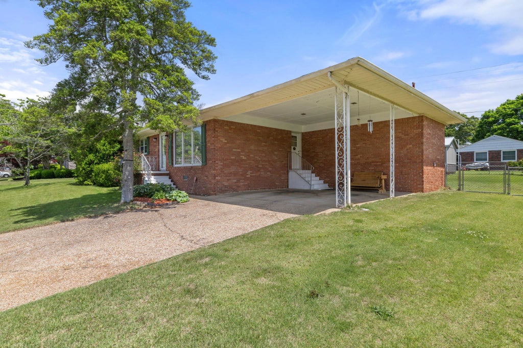 Photo of 1916 Crestline Ave, Sheffield, AL 35660 (MLS # 529844)