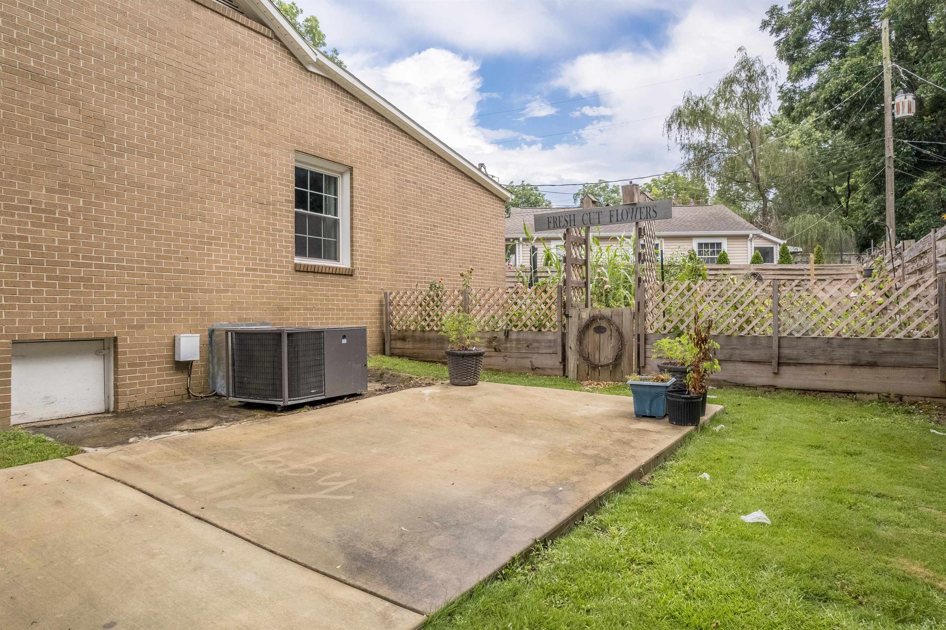 618 Oak Dr NE