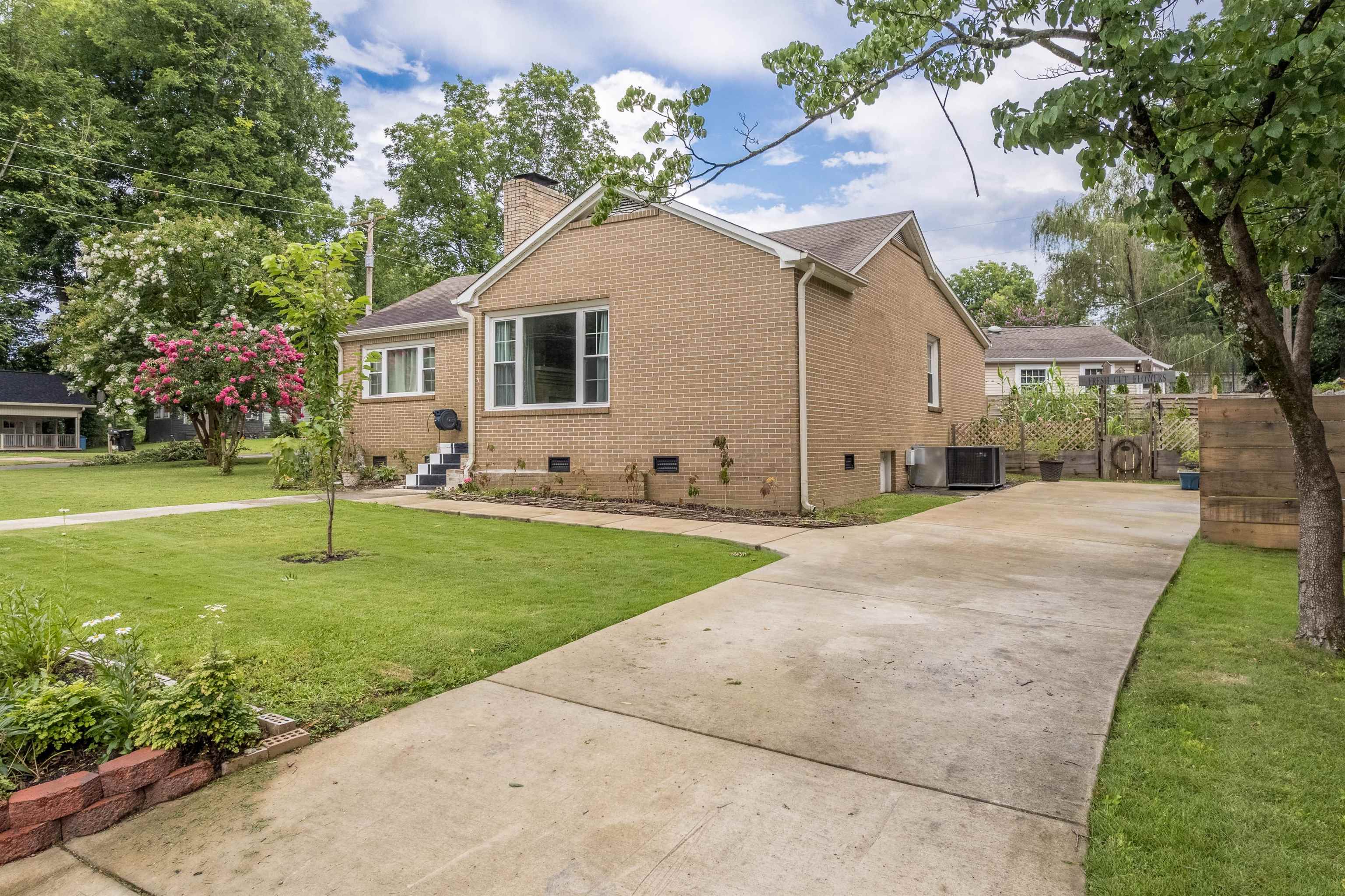 618 Oak Dr NE