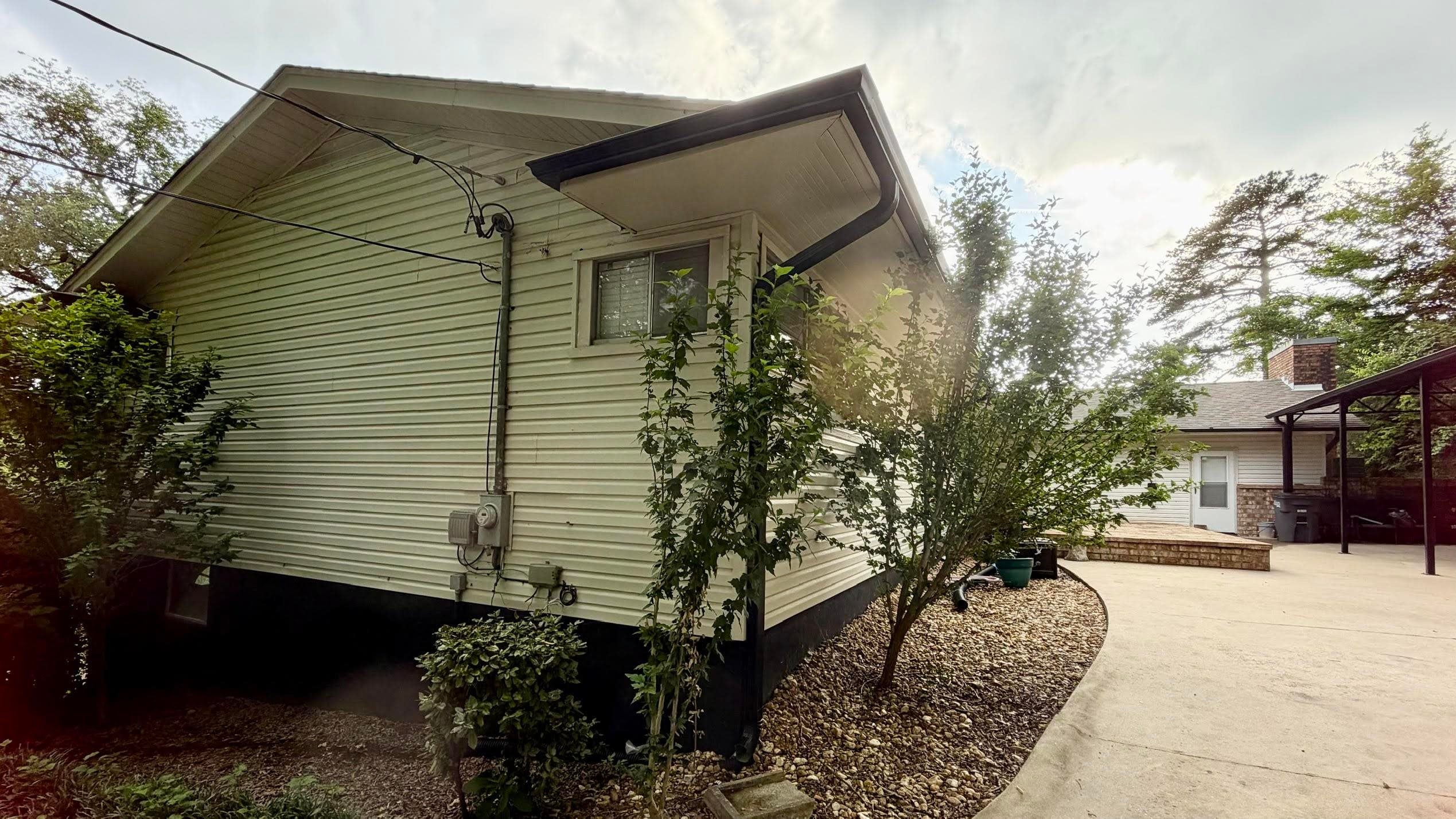 1601 Summit St - Photo 3