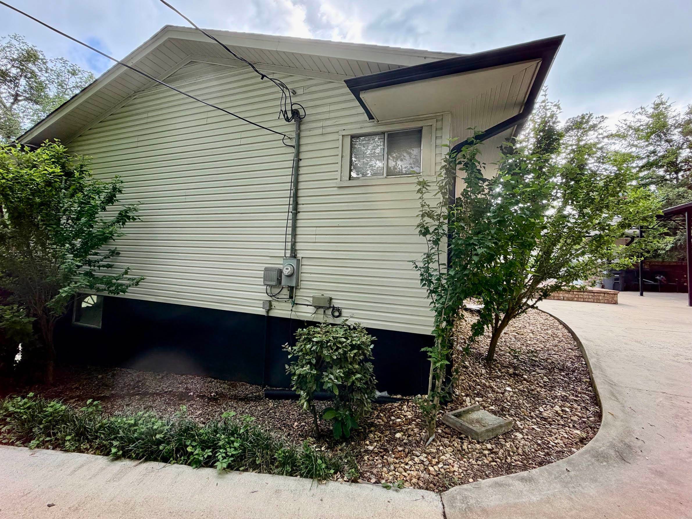 1601 Summit St - Photo 4