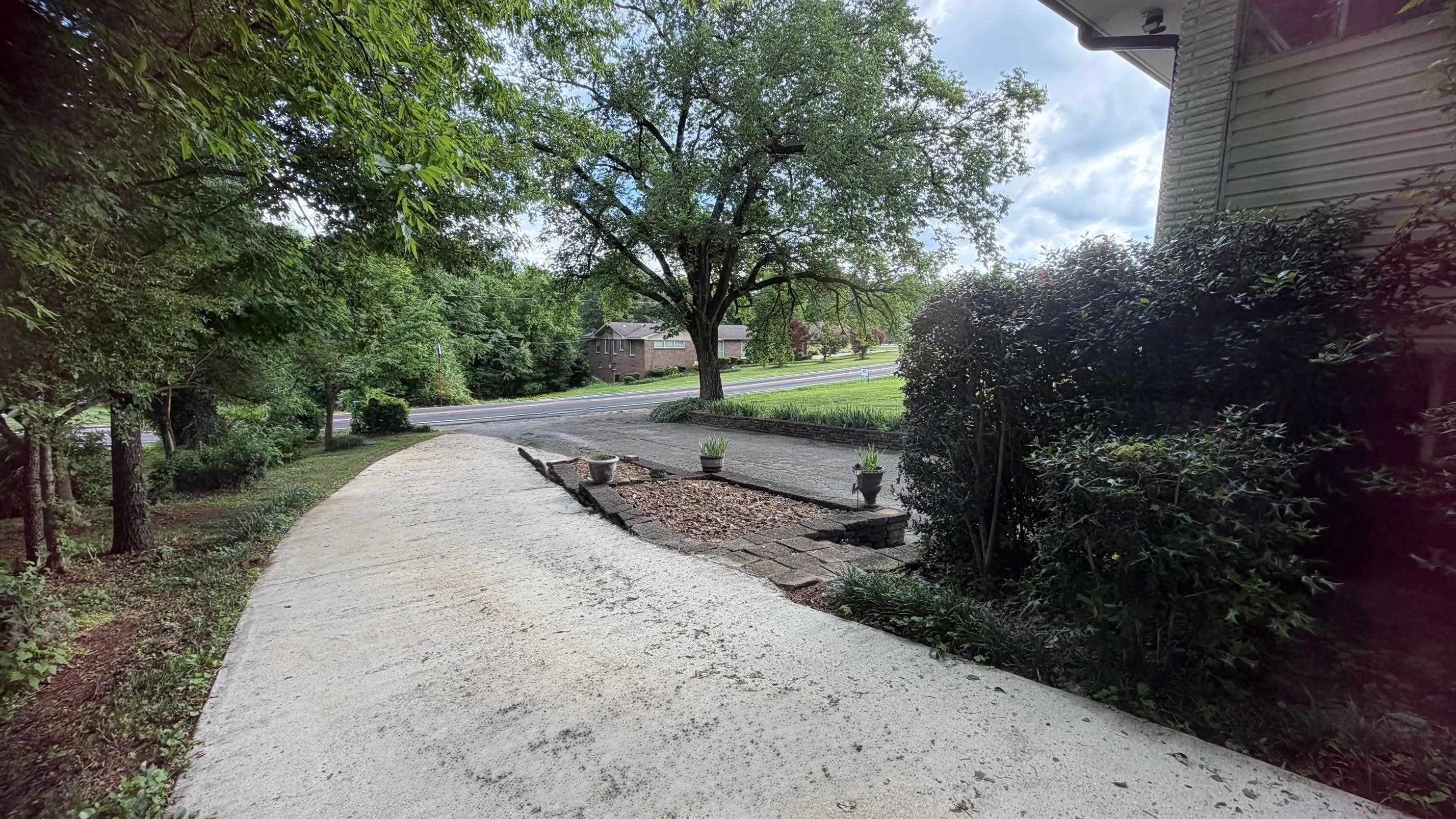 1601 Summit St - Photo 2