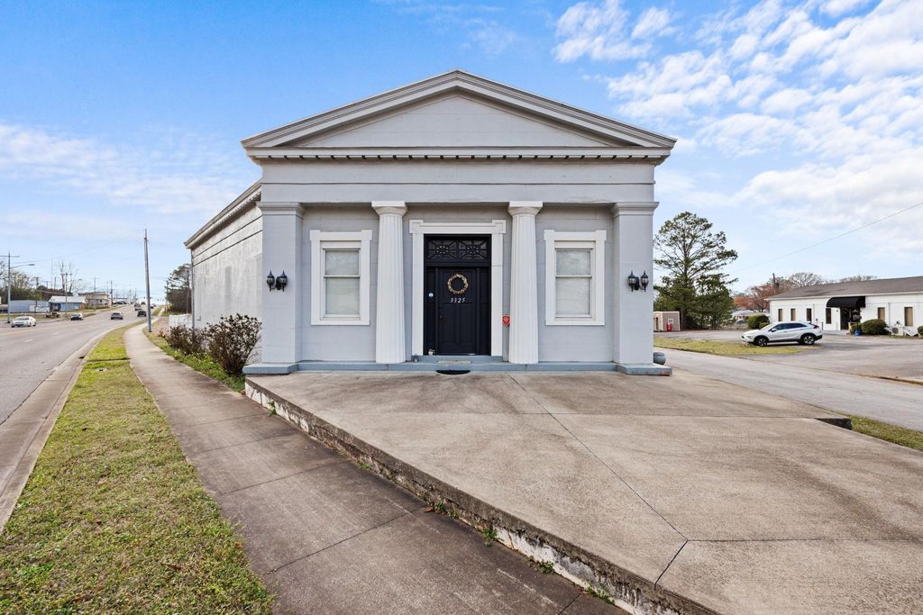 Photo of 3325 N Jackson Hwy, Sheffield, AL 35660 (MLS # 529559)