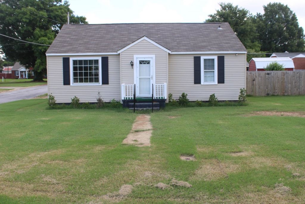 Photo of 1201 E 3rd St, Tuscumbia, AL 35674 (MLS # 529493)