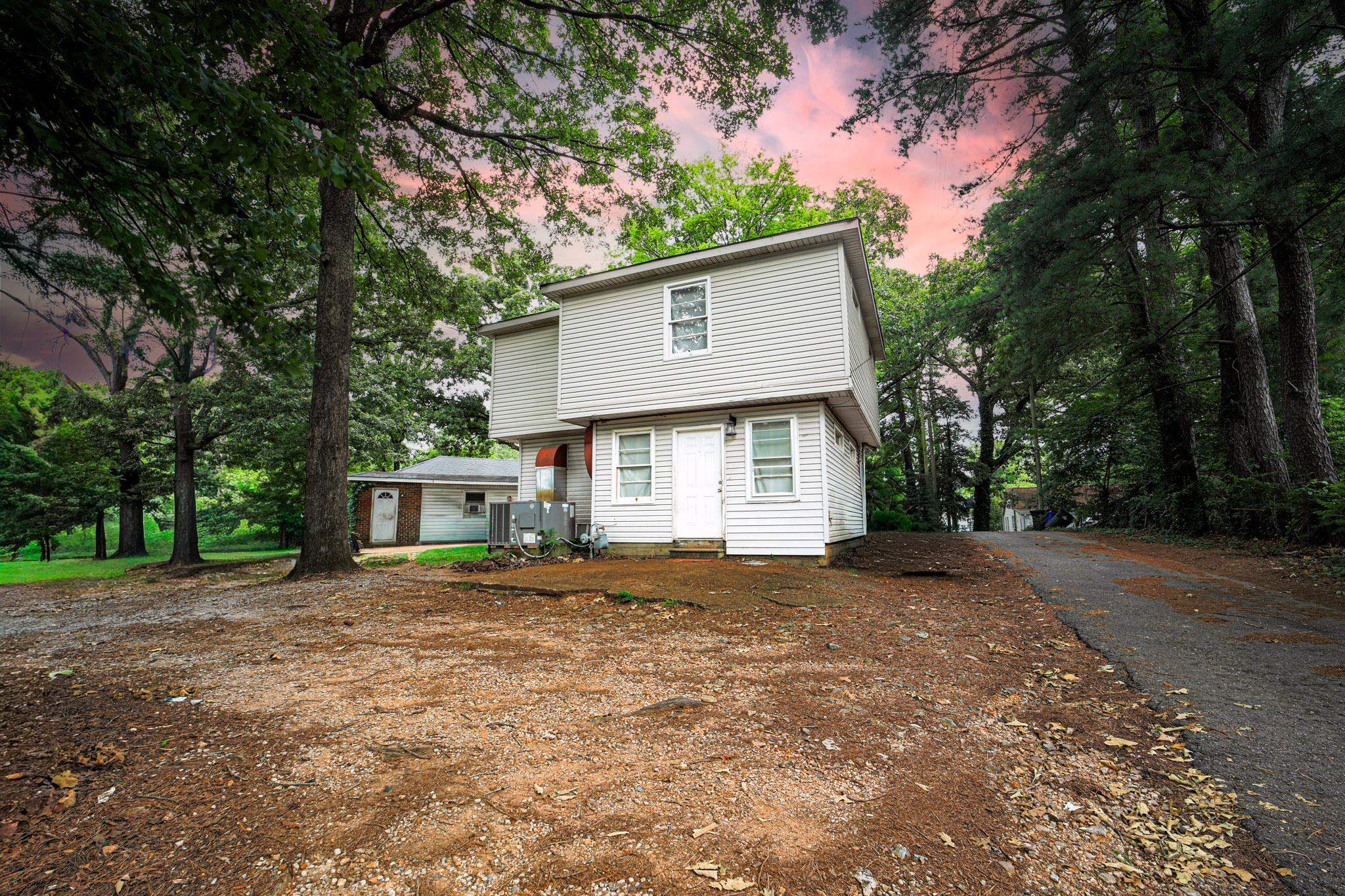 Photo 1 of 10 — 806/806 1/2 Hermitage Dr, Florence, AL 35630