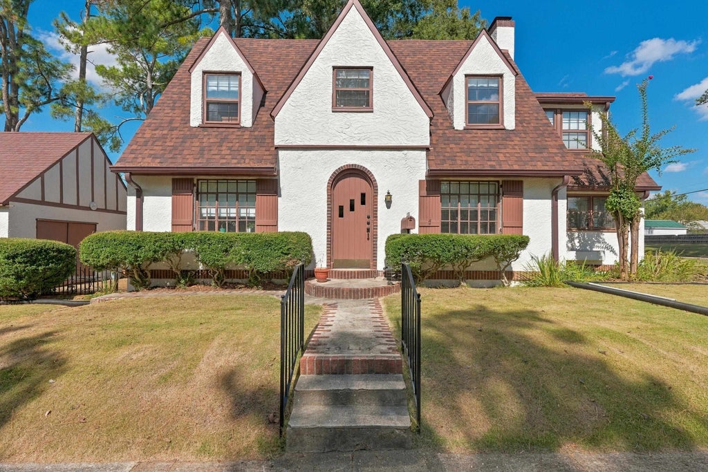 Photo of 300 Woodland Rd, Florence, AL 35630 (MLS # 531824)