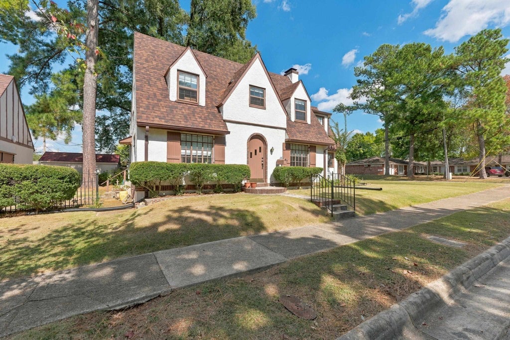 Photo of 300 Woodland Rd, Florence, AL 35630 (MLS # 531824)