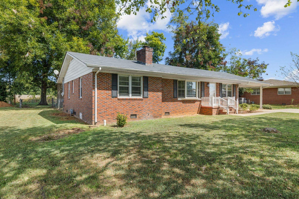 Photo of 1111 Hillandale Dr, Tuscumbia, AL 35674 (MLS # 531489)