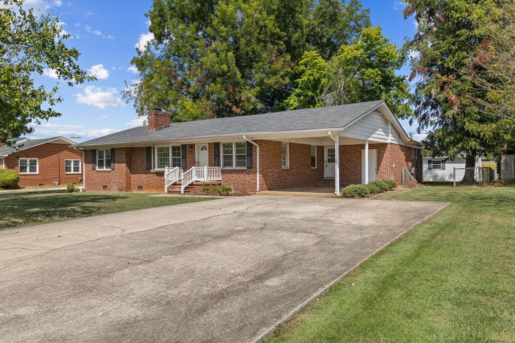 Photo of 1111 Hillandale Dr, Tuscumbia, AL 35674 (MLS # 531489)