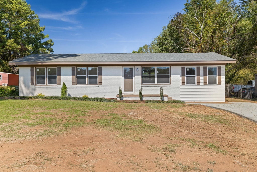 Photo of 1307 Richton Ave, Tuscumbia, AL 35674 (MLS # 531592)