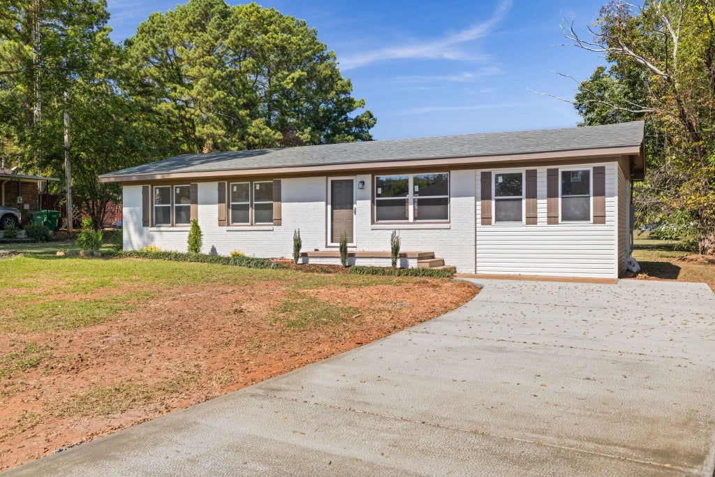 Photo of 1307 Richton Ave, Tuscumbia, AL 35674 (MLS # 531592)