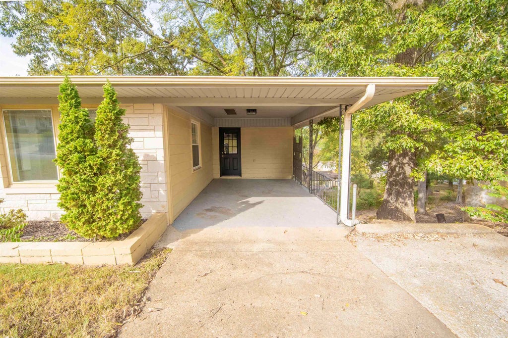 Photo of 2231 Maple Ave, Florence, AL 35630 (MLS # 531753)