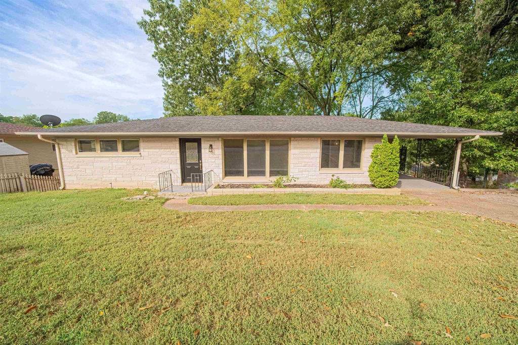 Photo of 2231 Maple Ave, Florence, AL 35630 (MLS # 531753)