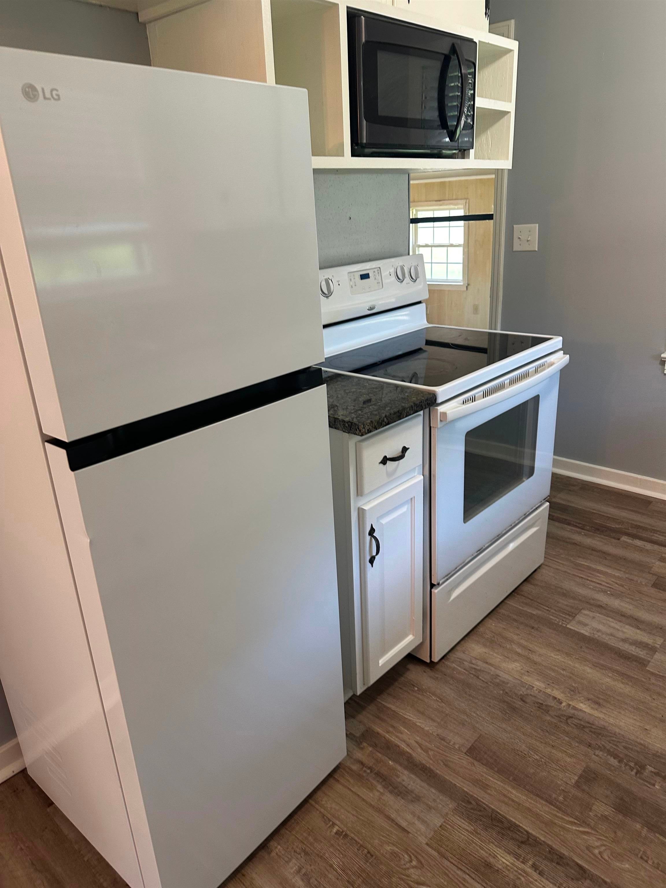 419 Burgess St - Photo 4
