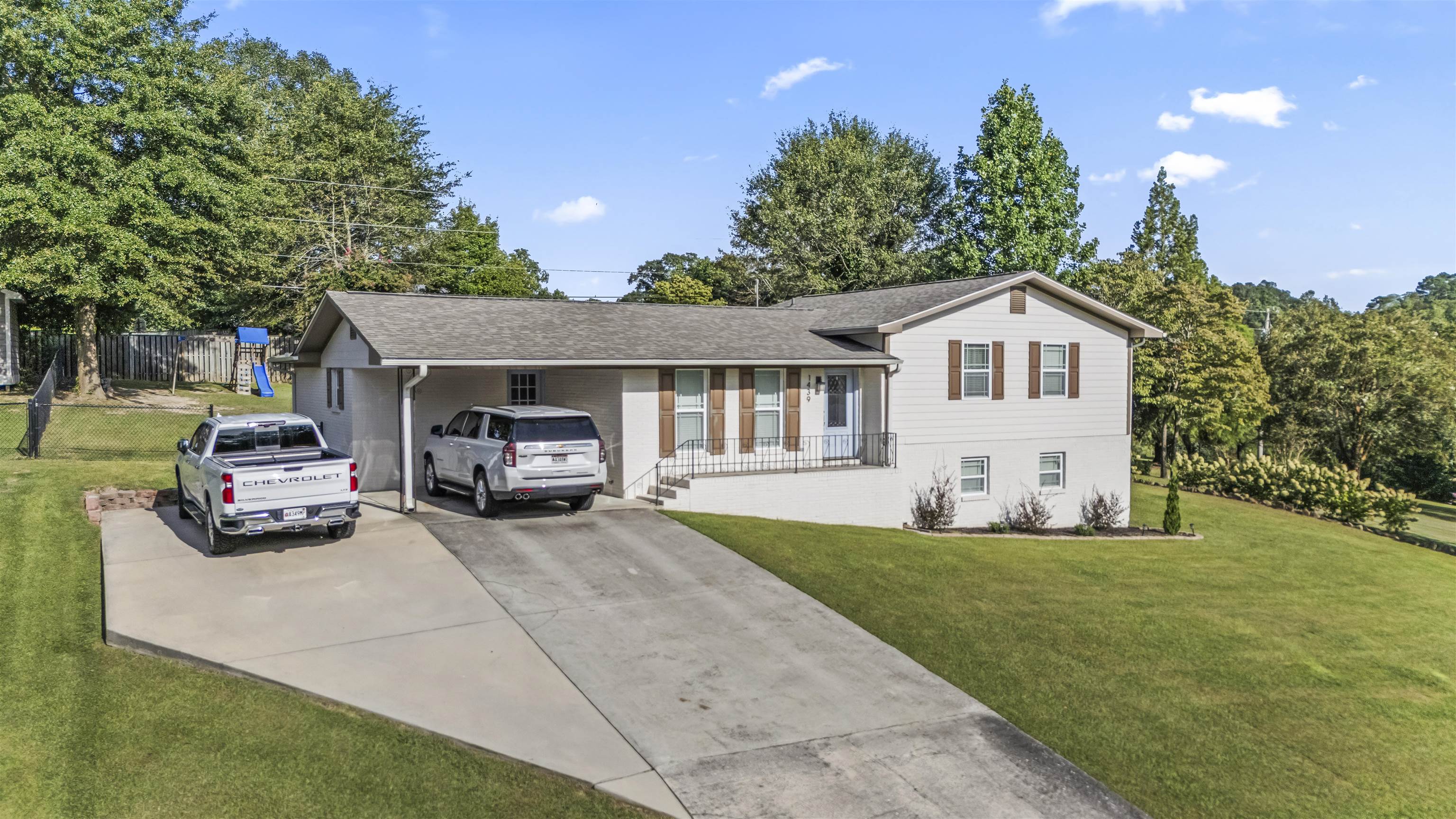 1439 Longbrook Dr NE