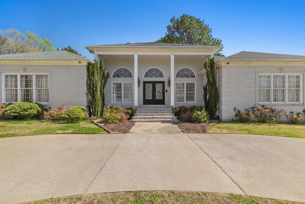 Photo of 102 Creekpoint Rd, Florence, AL 35630 (MLS # 529663)