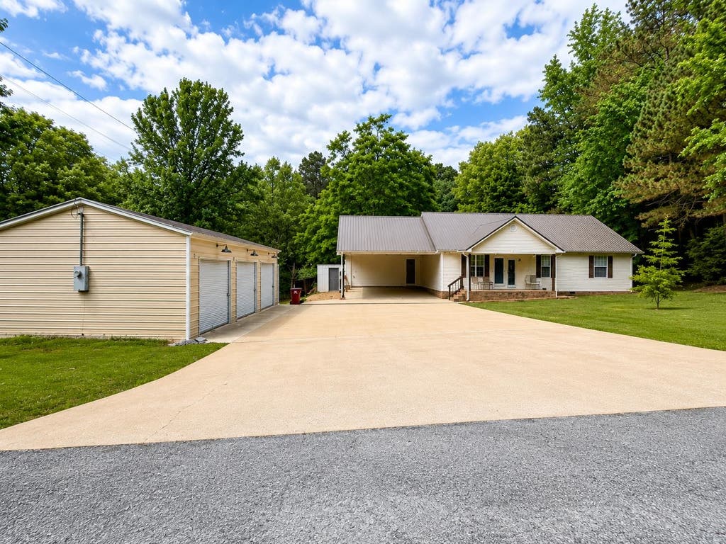 Photo of 230 Courtyard Rd, Hamilton, AL 35570 (MLS # 529672)