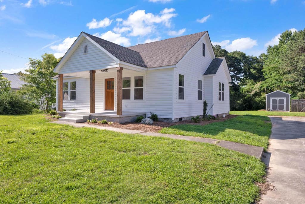 Photo of 1316 Meldrum St NE, Cullman, AL 35058 (MLS # 529385)