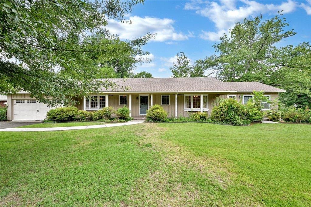 Photo of 1813 Wayne Ave NW, Cullman, AL 35055 (MLS # 530207)