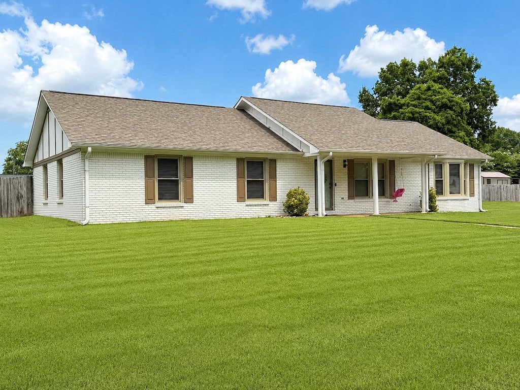 Photo of 133 E Oak Hill Dr, Florence, AL 35633 (MLS # 529859)