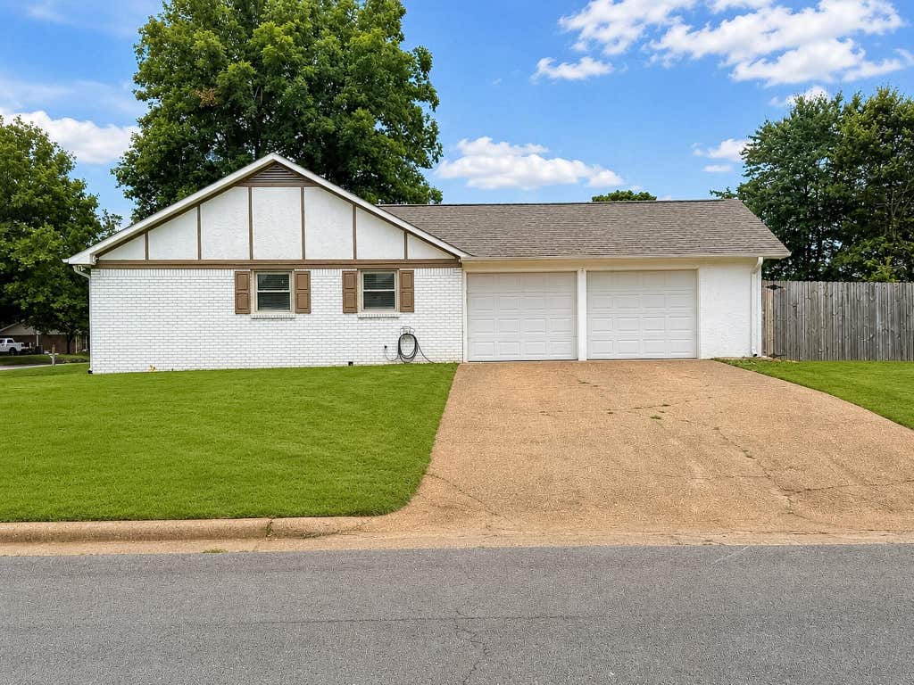 Photo of 133 E Oak Hill Dr, Florence, AL 35633 (MLS # 529859)