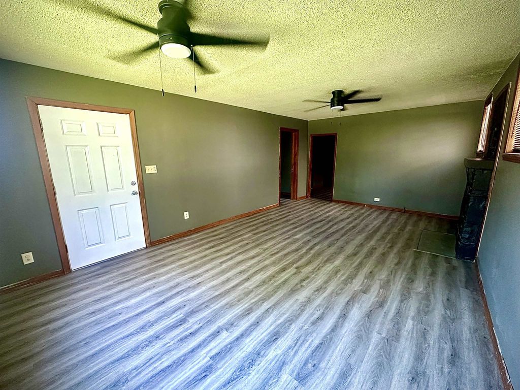 Photo of 403 7th St, Tuscumbia, AL 35674 (MLS # 529923)