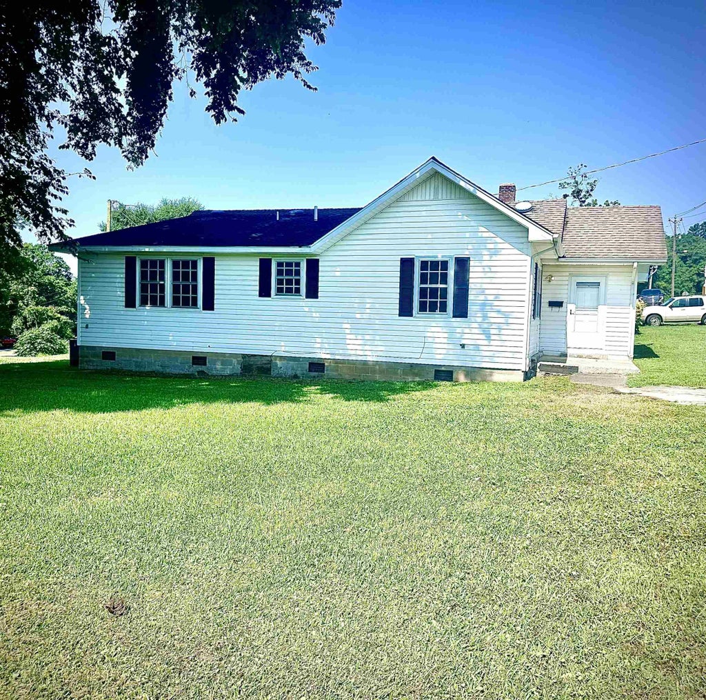 Photo of 403 7th St, Tuscumbia, AL 35674 (MLS # 529923)