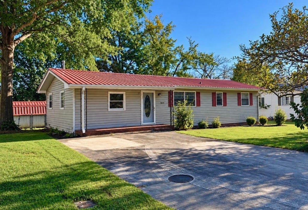 Photo of 1628 Monterey St SW, Cullman, AL 35055 (MLS # 531683)