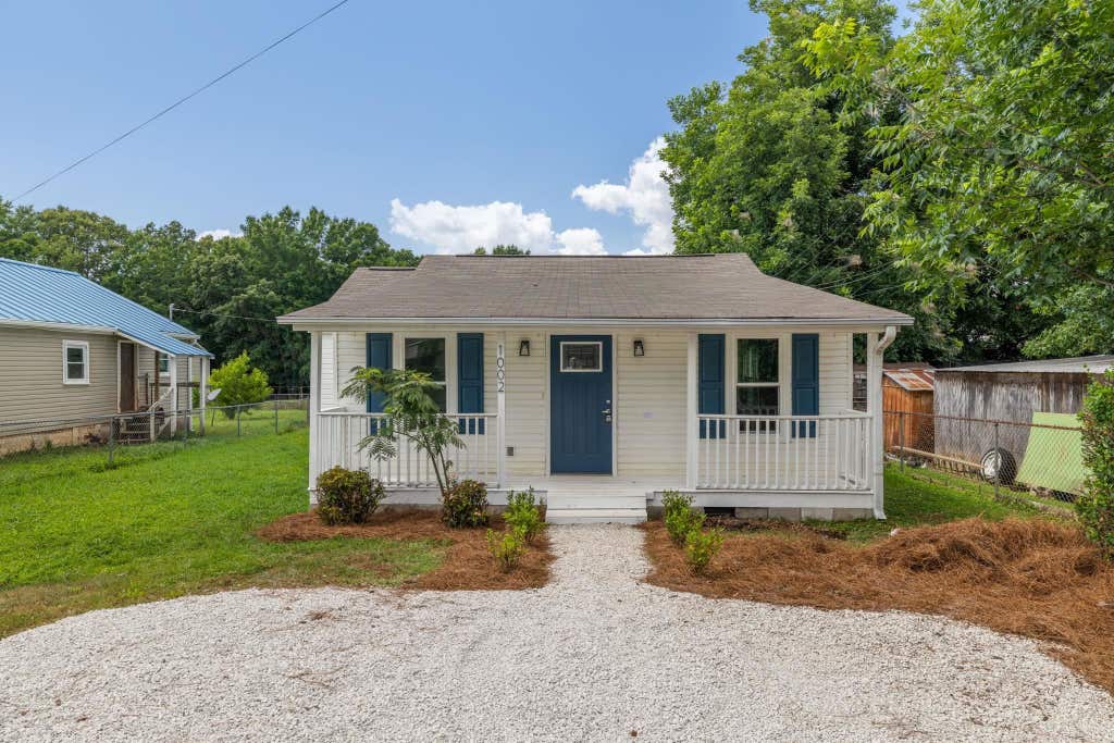 Photo of 1002 Carolyn St, Tuscumbia, AL 35674 (MLS # 529795)