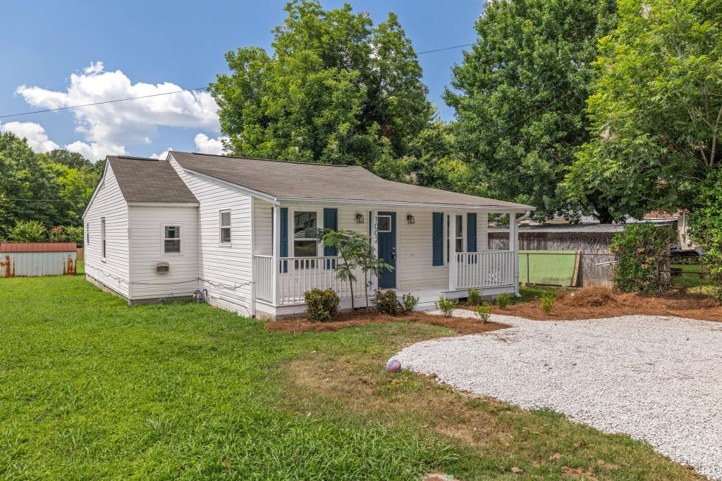 Photo of 1002 Carolyn St, Tuscumbia, AL 35674 (MLS # 529795)
