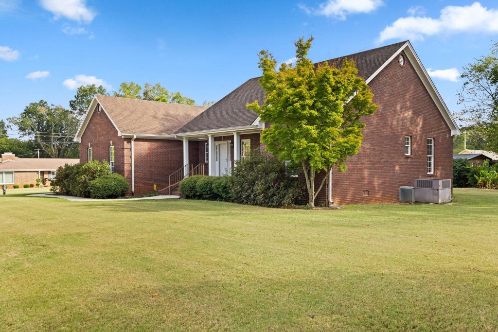 Photo of 810 E 7th St, Tuscumbia, AL 35674 (MLS # 531584)