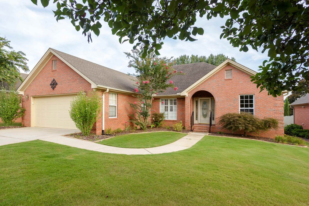 Photo of 154 Breckenridge Ct, Florence, AL 35630 (MLS # 530263)