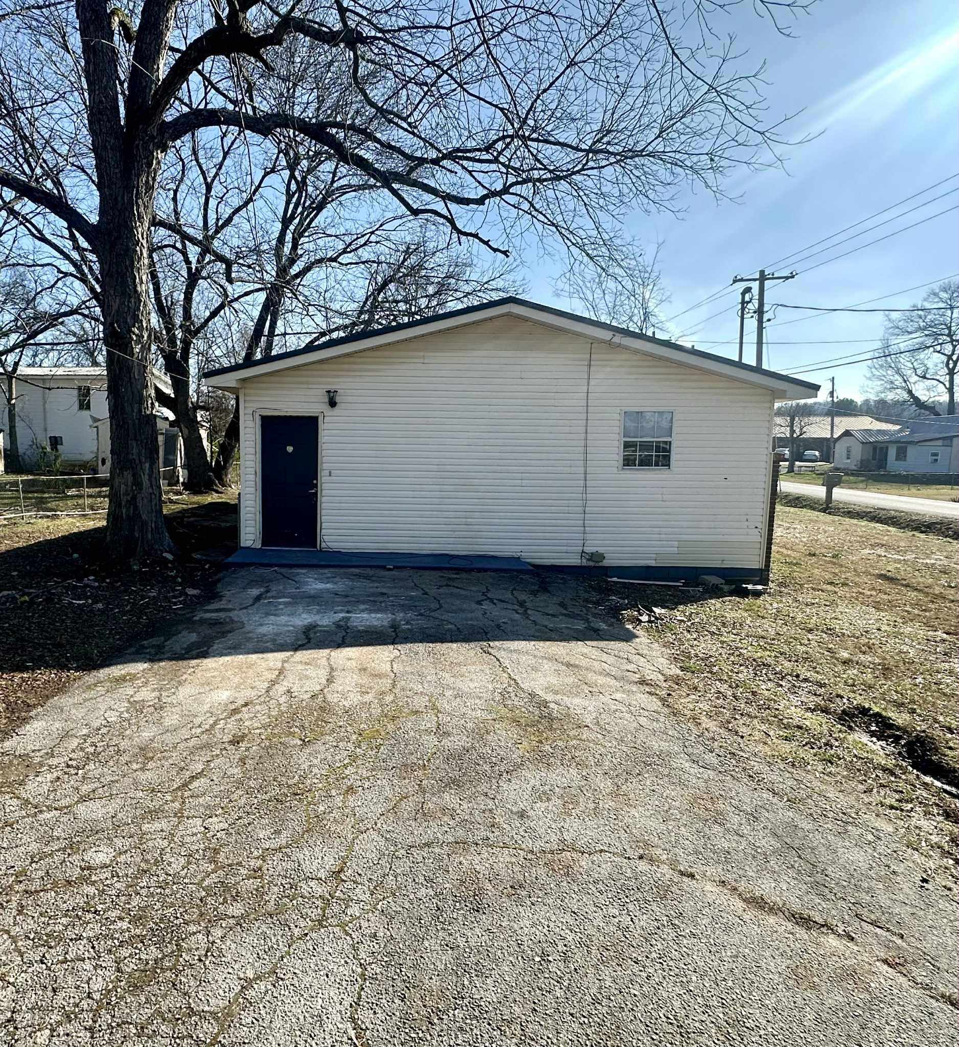 1585 Lynwood Ave - Photo 3