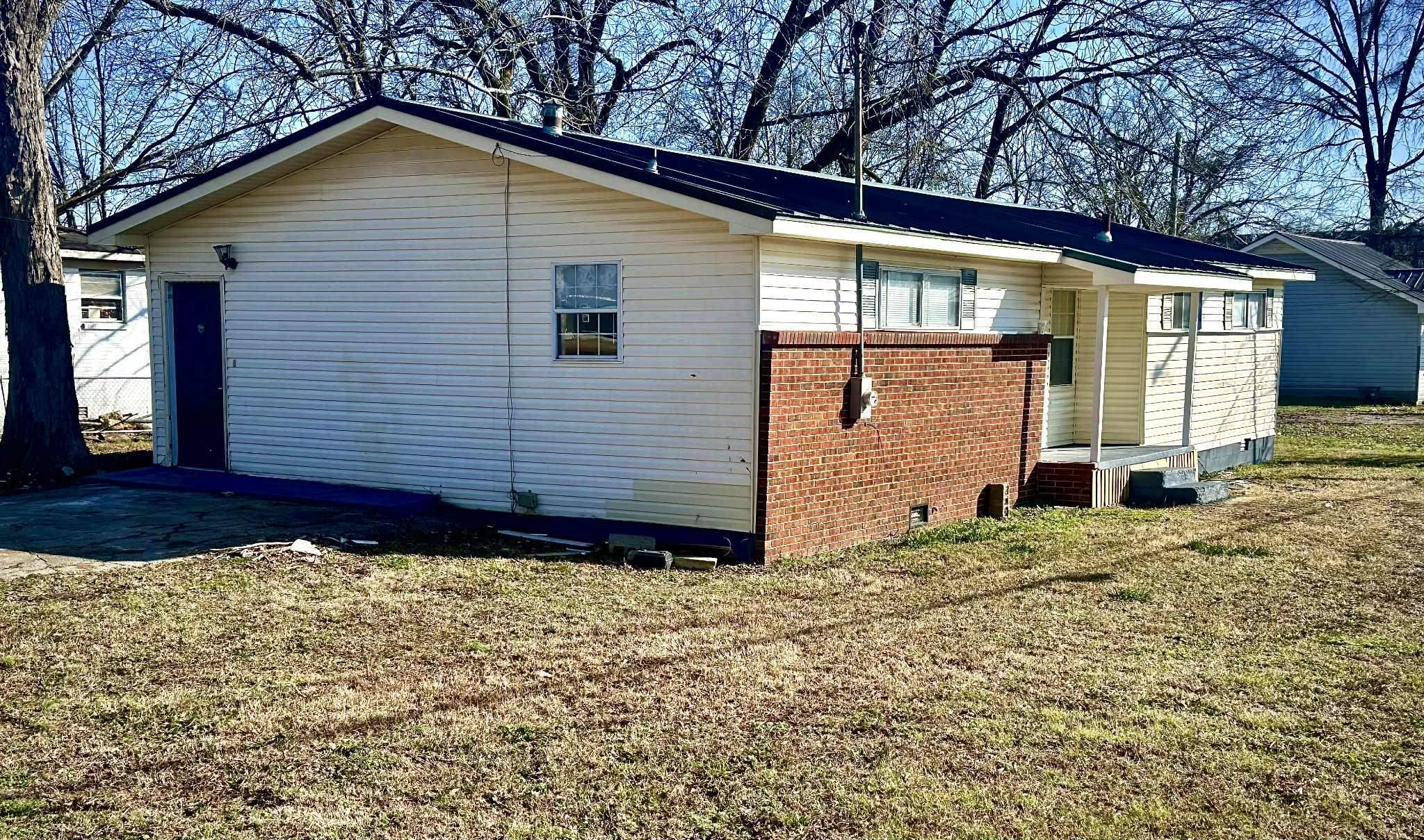 1585 Lynwood Ave - Photo 2