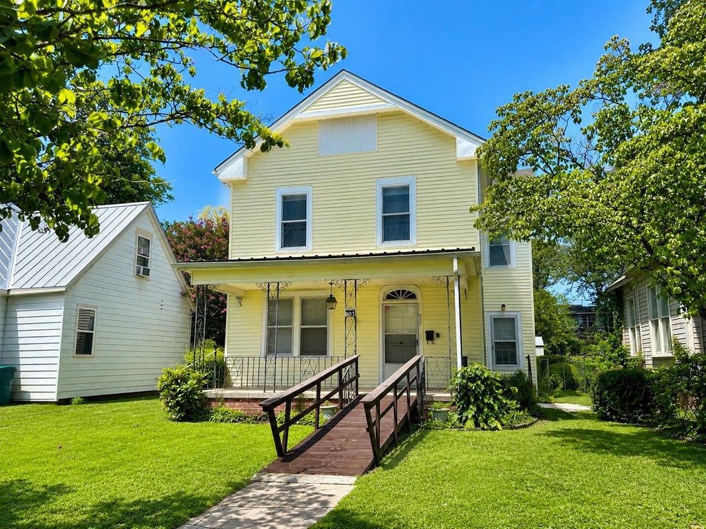 Photo of 807 N Raleigh Ave, Sheffield, AL 35660 (MLS # 530149)
