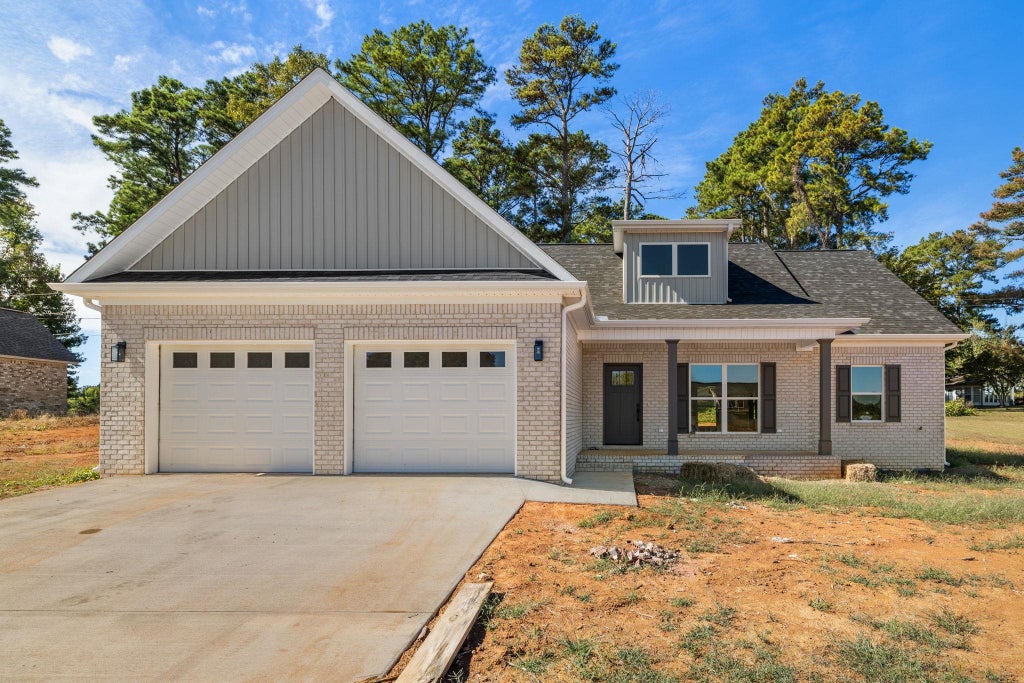 Photo of 701 Oakview Cir, Killen, AL 35645 (MLS # 531069)