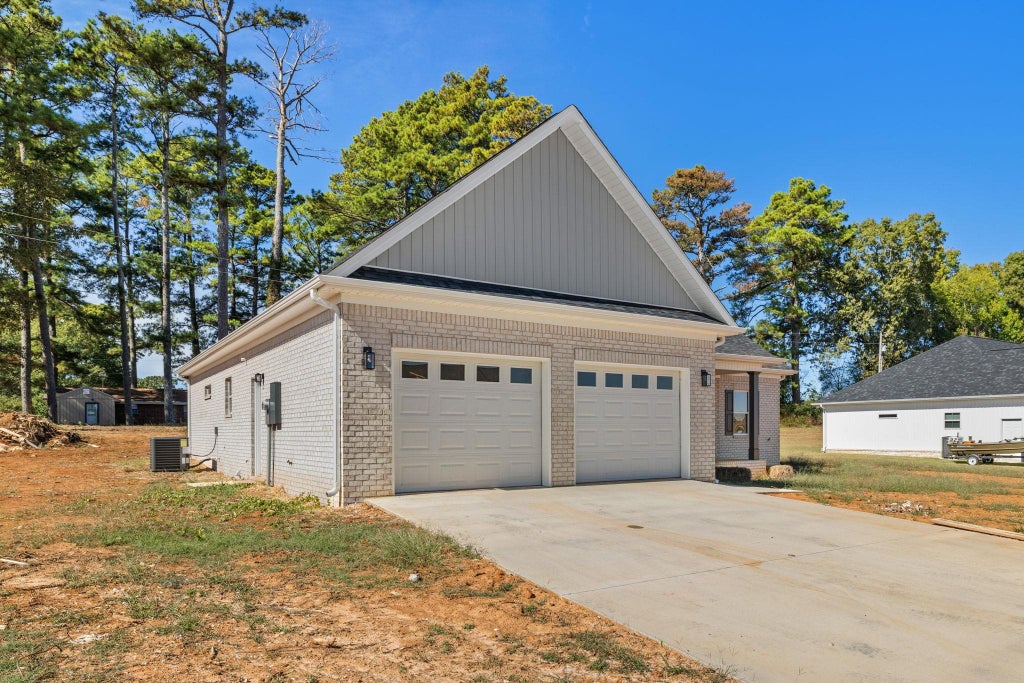 Photo of 701 Oakview Cir, Killen, AL 35645 (MLS # 531069)