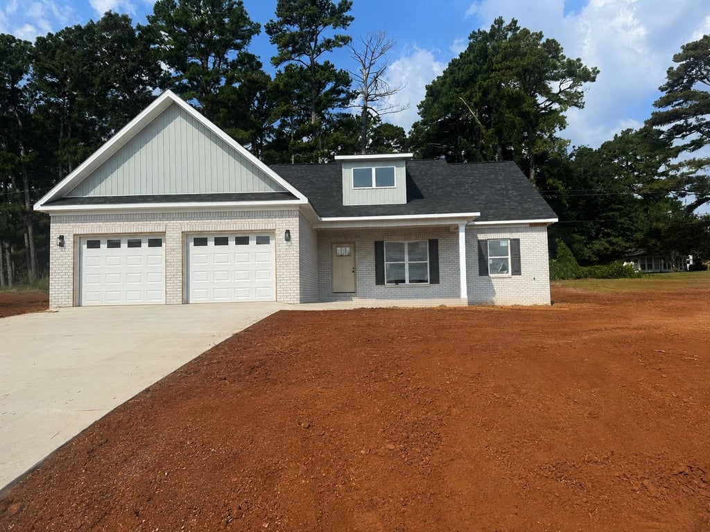 Photo of 701 Oakview Cir, Killen, AL 35645 (MLS # 531069)