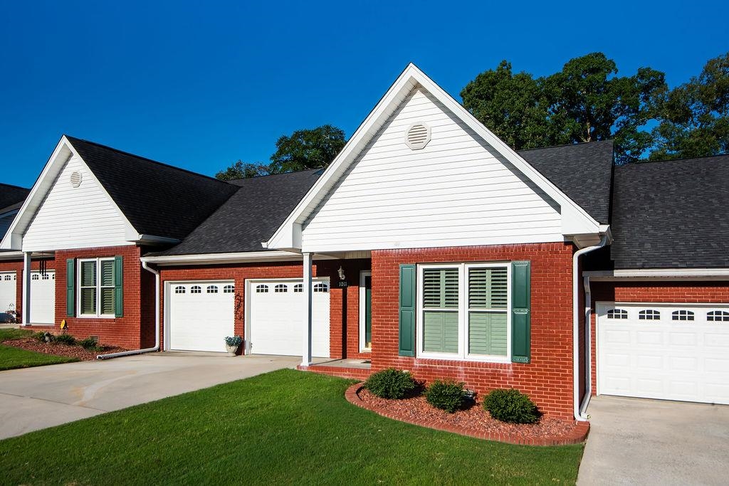 1011 Brookridge Ln SE