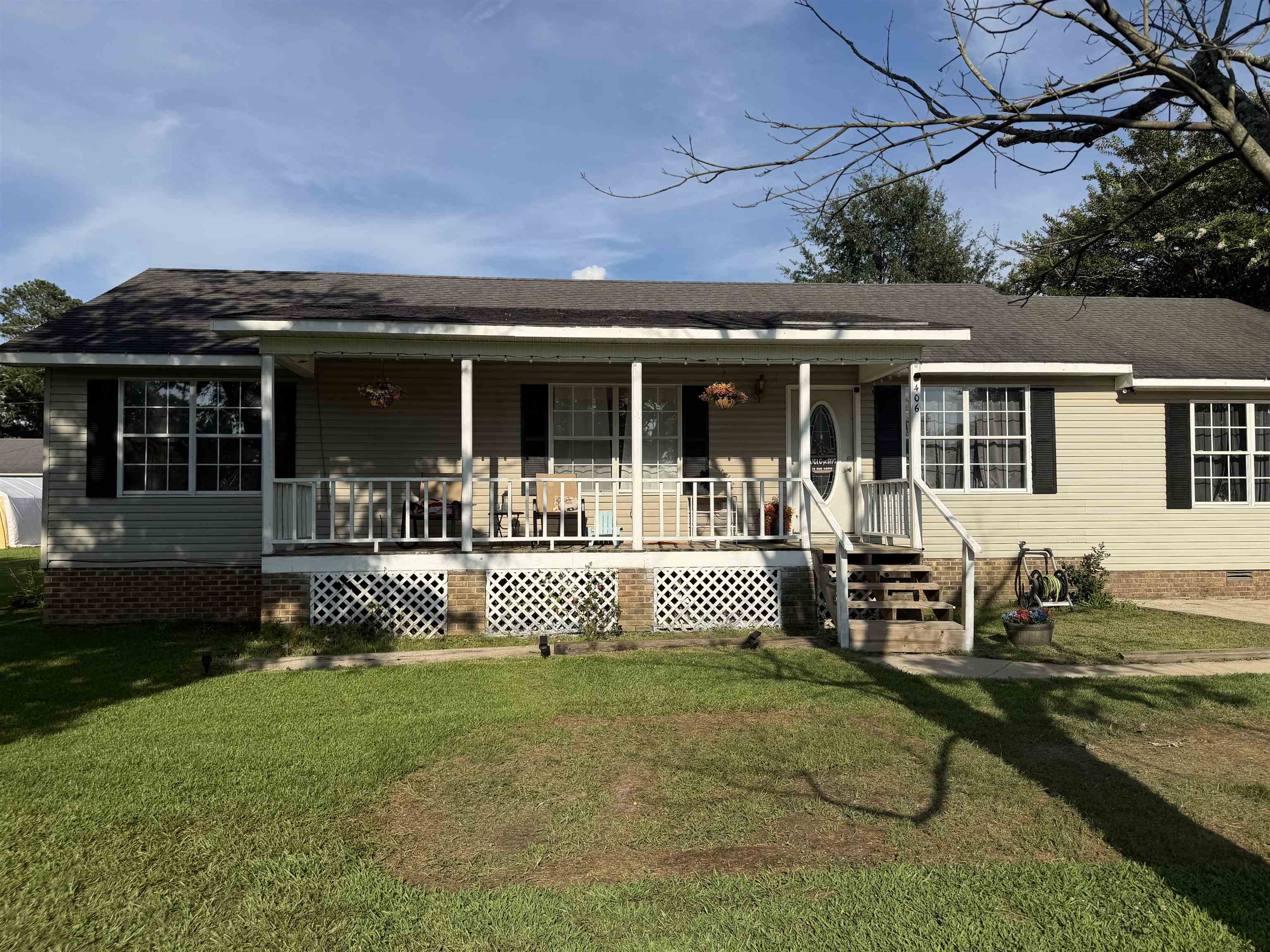 406 Meadow Creek Dr NE