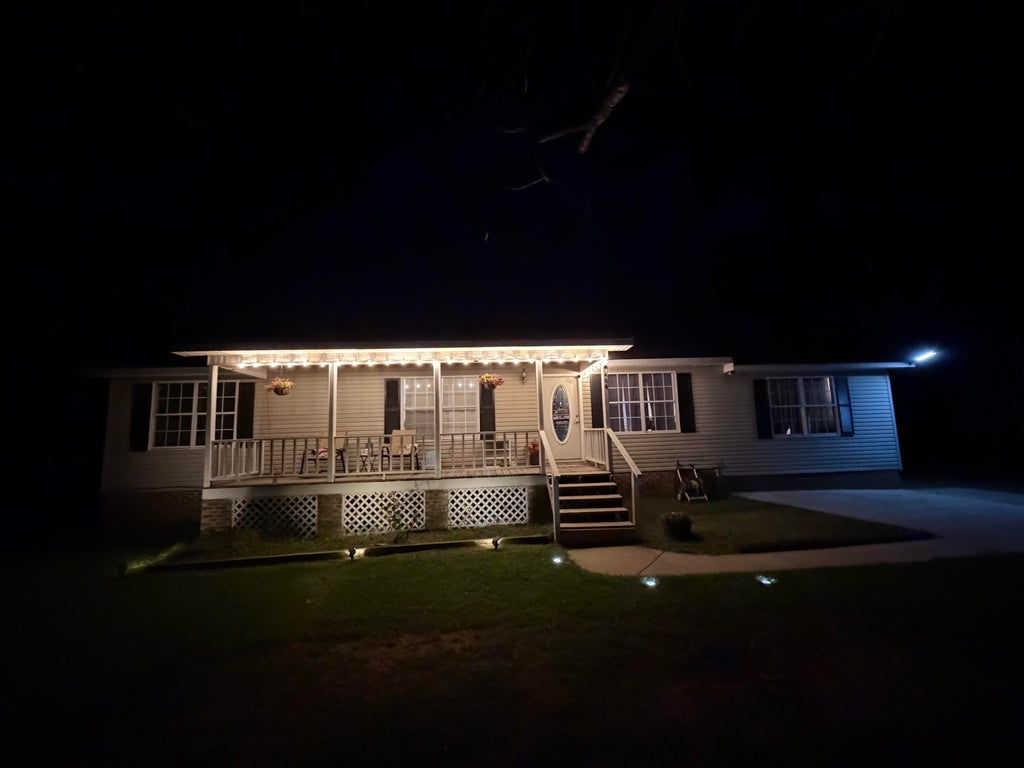 Photo of 406 Meadow Creek Dr NE, Hanceville, AL 35077 (MLS # 530104)