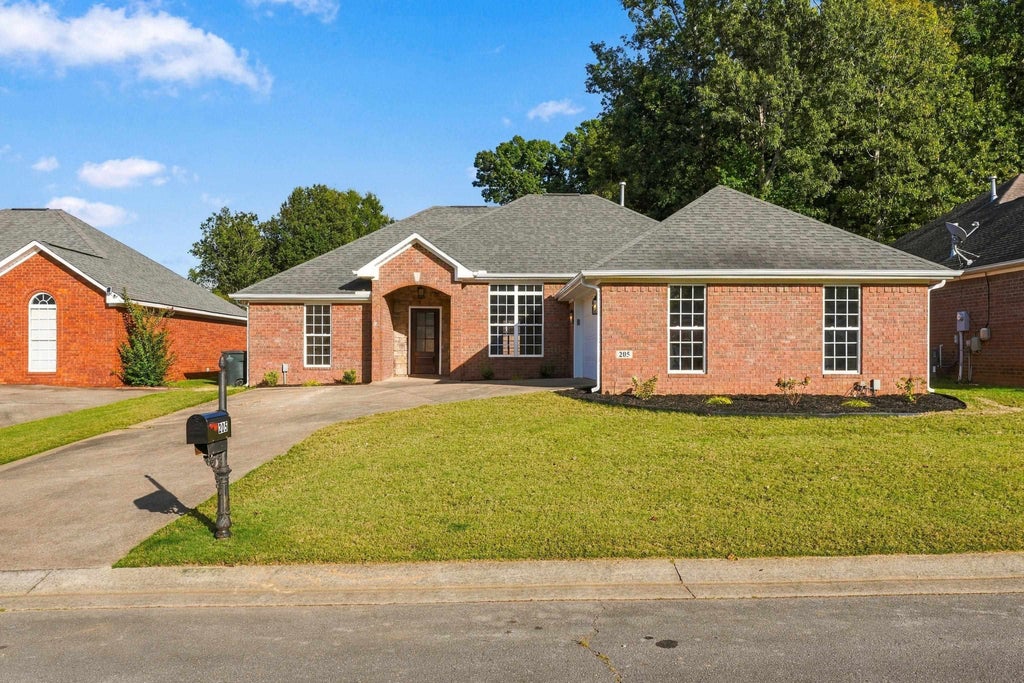 Photo of 205 Somerled Ct, Florence, AL 35633 (MLS # 531907)