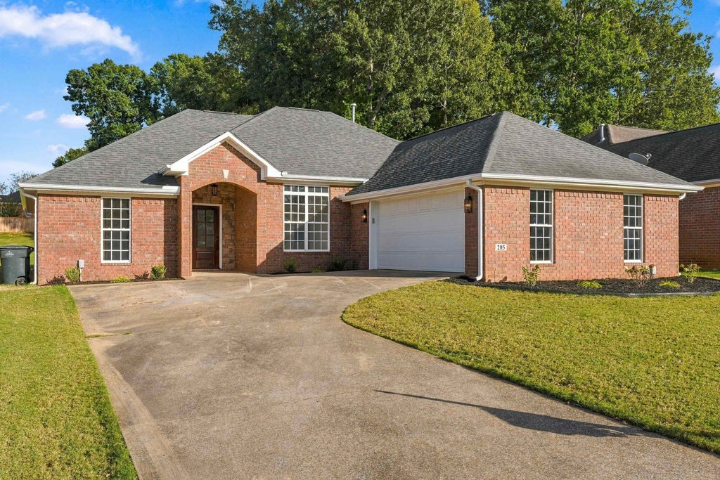 Photo of 205 Somerled Ct, Florence, AL 35633 (MLS # 531907)